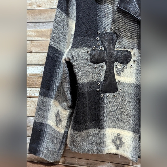 Handcrafted Original Design by Donna Gray/Black Fleece/Flannel Jacket - Picture 7 of 16